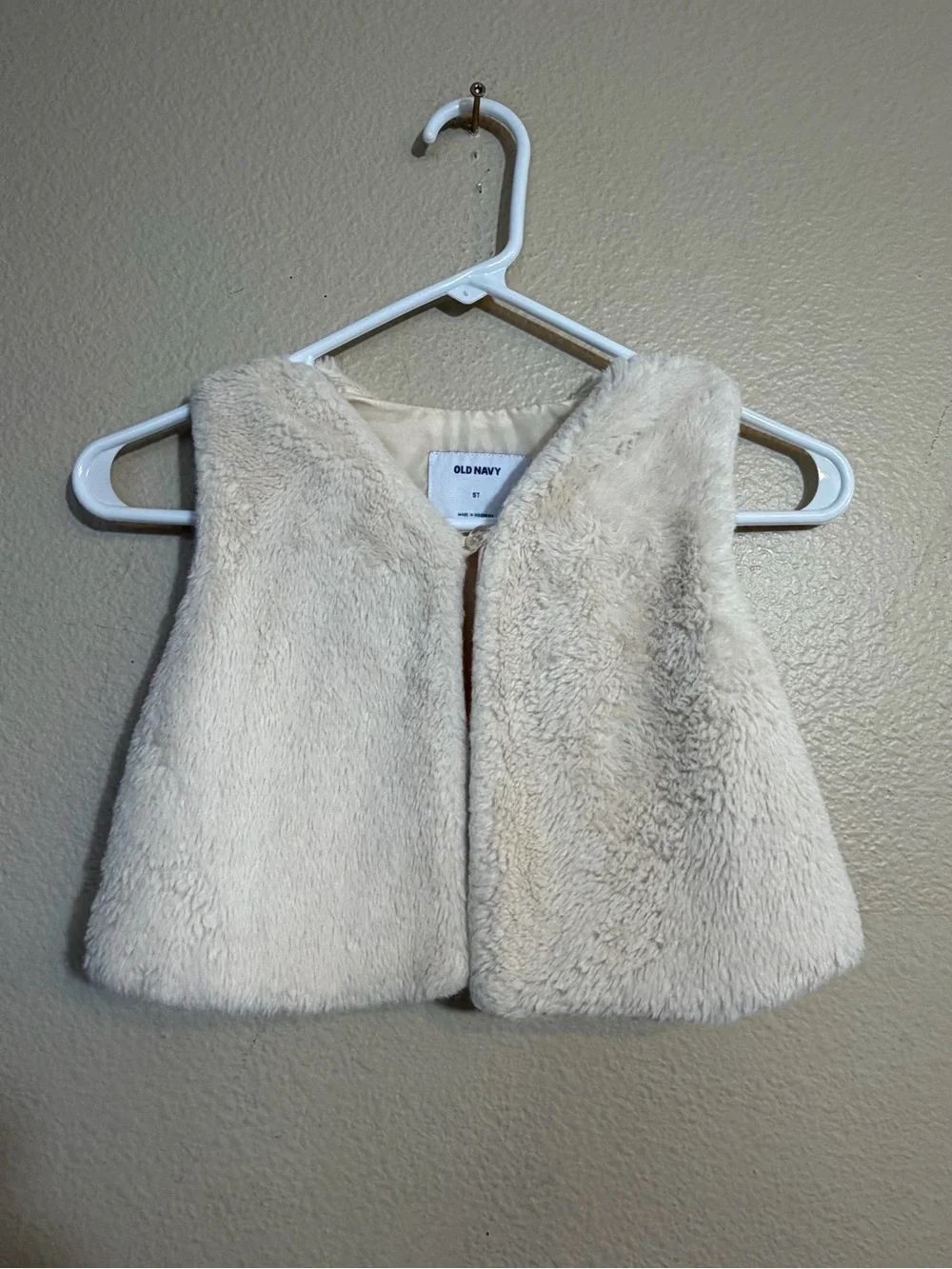💕Bundle 3 for $20 Old Navy Cream Faux Fur Vest 5T